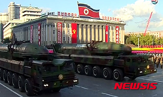 ▲ 2015년 10월 10일 북한군 열병식. 이런 열병식에 나오는 북한군 장비는 비교적 신형이거나 작동이 잘 되는 무기들이다. ⓒ뉴시스. 무단전재 및 재배포 금지.