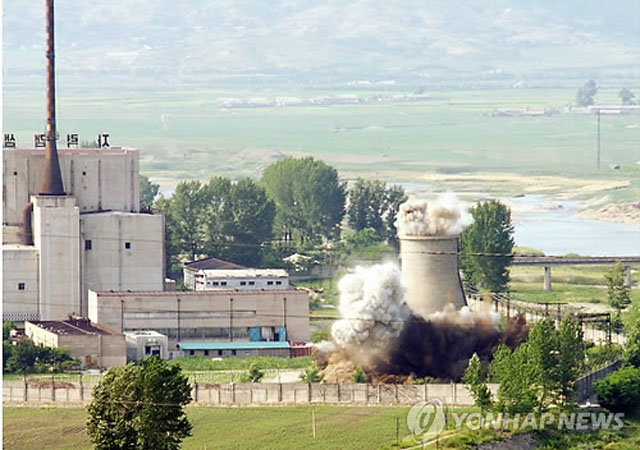 ▲ 2008년 6월 북한이 공개한 영변 핵시설 냉각탑 폭파 장면. 북한은 이 조치로 테러지원국 지정에서 해제됐다. ⓒ연합뉴스. 무단전재 및 재배포 금지.