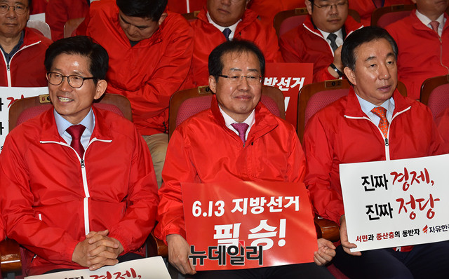 ▲ 지난 12일 열린 자유한국당 6.13 지방선거 출정식에 참석한 (왼쪽부터) 김문수 서울시장 후보, 홍준표 자유한국당 대표, 김성태 자유한국당 원내대표  ⓒ뉴데일리 이종현 기자