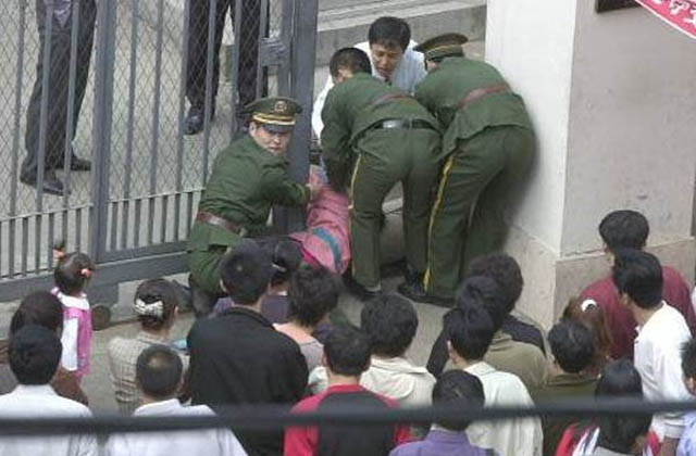 ▲ 해외공관에 진입하려는 탈북자를 제지하는 中공안들. ⓒ뉴데일리 DB