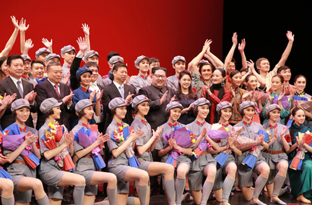 ▲ 17일자 北노동신문에 실린 김정은 사진. 방북한 중국 예술단의 공연을 관람한 뒤 기념사진을 찍었다고 한다. ⓒ北선전매체 화면캡쳐.