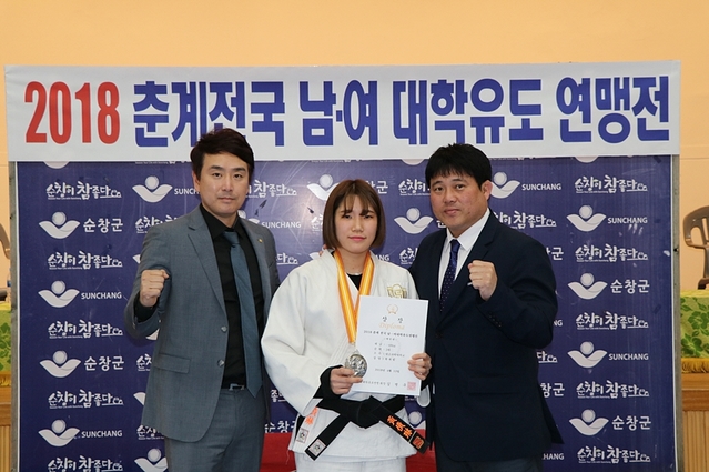 ▲ 대구과학대학교 여자유도부 황채림 선수가 11일부터 13일까지 전북 순창실내체육관에서 열린 제68회 춘계 전국대학남여단체유도대회 및 제40회 전국대학생 남녀체급별개인유도선수권 대회에서 은메달을 획득한 후 기념촬영을 하고 있다.(왼쪽부터 주석범 지도교수·황채림 선수·이은학 감독)ⓒ대구과학대학교