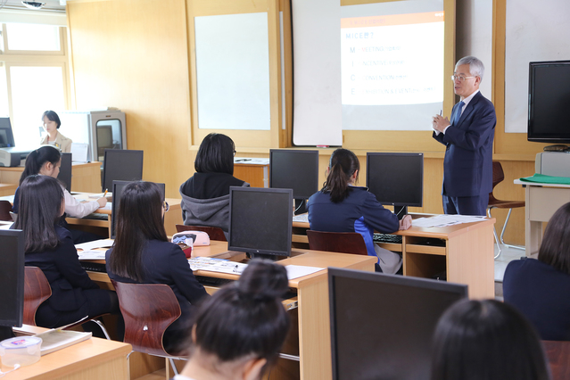 ▲ 엑스코는 경북 청송여자고등학교 1학년을 대상으로 임직원이 찾아가는 ‘엑스코 마이스 교육’ 특강을 가졌다.ⓒ엑스코