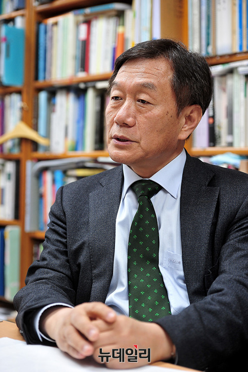 ▲ 조영달 서울교육감 예비후보(서울대 사회교육과 교수)가 16일 오전 서울 관악구 서울대학교 사범대학 교수 연구실에서 기자의 질문에 답하고 있다. ⓒ 뉴데일리 정상윤 기자