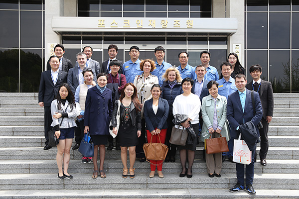 ▲ 유럽과 중앙 아시아의 직업 교육 관계자들이 포스코의 직업훈련 시스템을 배우기 위해 17일 포항 인재창조원을 방문해 기념촬영을 하고 있다.ⓒ포스코