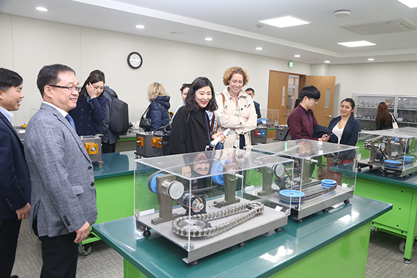 ▲ 연수단은 포스코의 체계적인 직업훈련 시스템을 벤치마킹하고 외주파트너사, 공급사, 지역 중소기업에 대한 직원 역량 향상 프로그램과 지원 등 우수사례를 눈으로 직접 보고 배웠다.ⓒ포스코