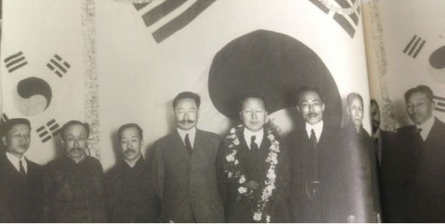 ▲ 이승만 박사는 1919년 9월 대한민국 통합 임시정부 초대 대통령으로 임명된다. 사진은 1920년 이승만 대통령이 중국 상해를 찾아 임시정부 요원들과 환영식을 가지는 모습.ⓒ네이버 블로그 화면 캡처