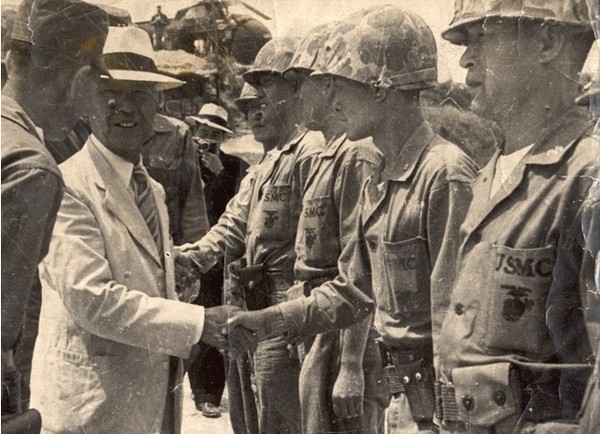 ▲ 1952년 여름 중공군의 인해전술에 맞서 혈투를 벌이고 있는 서부전선을 찾아 해병 1연대 장교들을 격려하고 있는 이승만 대통령. ⓒ 뉴데일리DB