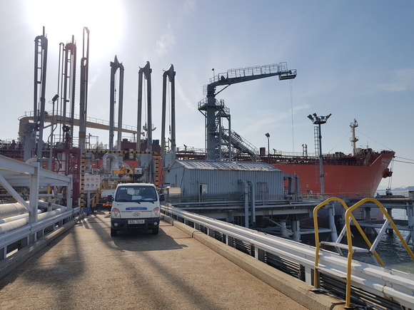 ▲ SK인천석유화학이 부두에서 중국 다롄으로 수출할 제품을 선적 중이다. ⓒ[인천=뉴데일리 송승근 기자]