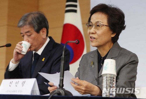 ▲ 16일 서울 세종로 정부서울청사에서 신인령 국가교육회의 의장(오른쪽)이 2022학년도 대입제도 개편 공론화 추진방안을 발표하고 있다. ⓒ뉴시스