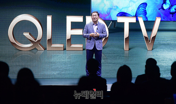 ▲ 삼성전자 영상디스플레이사업부장 한종희 사장이 17일 서초사옥 다목적홀에서 2018년형 QLED TV를 소개하고 있다.ⓒ뉴데일리DB