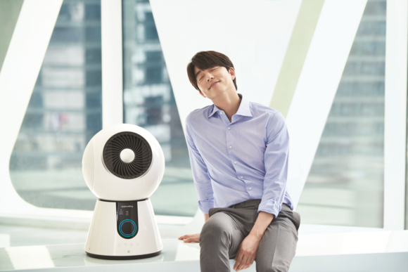 ▲ 코웨이 신제품 공기청정기 '액티브액션 아이오케어'와 모델 공유 ⓒ 코웨이