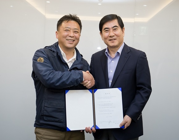 ▲ 17일 서울 가든호텔에서 삼성전자서비스지회 나두식 지회장(왼쪽)과  삼성전자서비스 최우수 대표이사(오른쪽)가 협력업체 직원 직접 고용 합의서에 서명했다.ⓒ삼성전자서비스