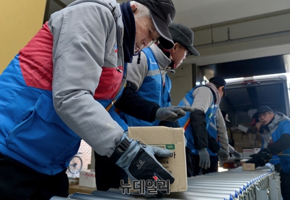 ▲ 택배 소분류 중인 실버택배원 ⓒ 뉴데일리 공준표