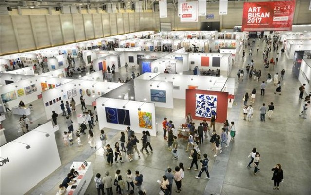 ▲ 지난해 열린 '아트부산 2017' 모습.ⓒ아트쇼부산