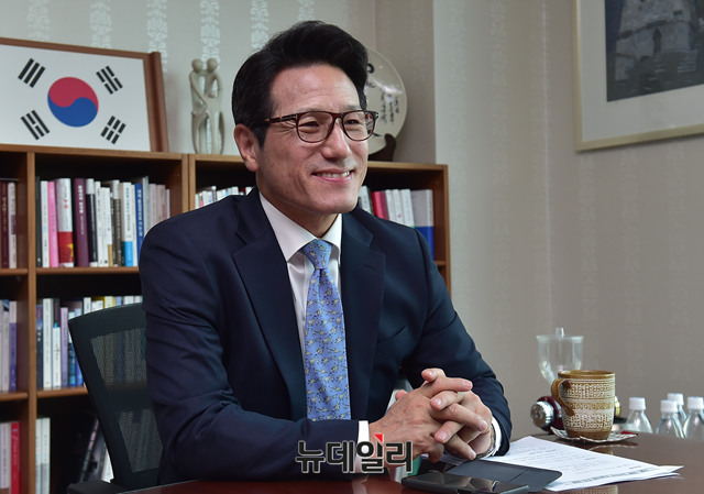 ▲ 정병국 전 바른정당 대표가 18일 국회 의원회관 의원실에서 뉴데일리와 인터뷰를 하고 있다. ⓒ뉴데일리 이종현 기자