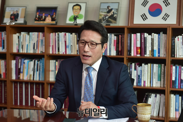 ▲ 정병국 전 바른정당 대표가 18일 국회 의원회관 의원실에서 진행된 뉴데일리와의 인터뷰에서 