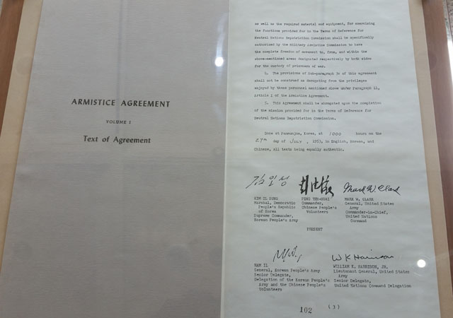 ▲ 1953년 7월 27일에 맺은 6.25전쟁 휴전협정서. 한국은 빠져 있다. ⓒ외교부 전시사본 촬영.