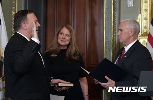 ▲ 2017년 1월 美중앙정보국(CIA) 국장 취임 선서를 하는 마이크 폼페오. 폼페오 美CIA 국장이 4월 초순 극비리에 방북, 김정은을 만났다고 한다. ⓒ뉴시스-AP. 무단전재 및 재배포 금지.