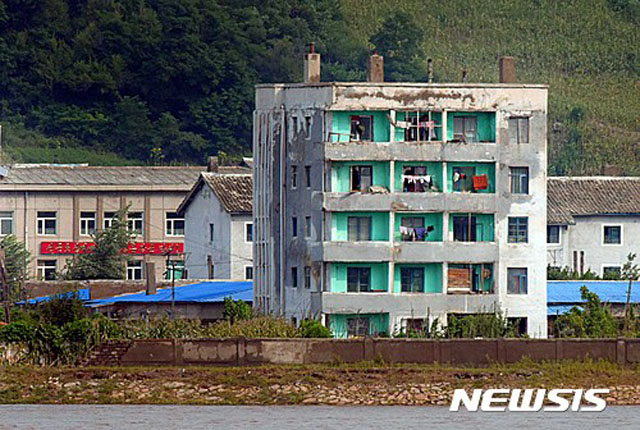 ▲ 중국에서 바라본 北함경북도 온성군의 주택가. ⓒ뉴시스. 무단전재 및 재배포 금지.