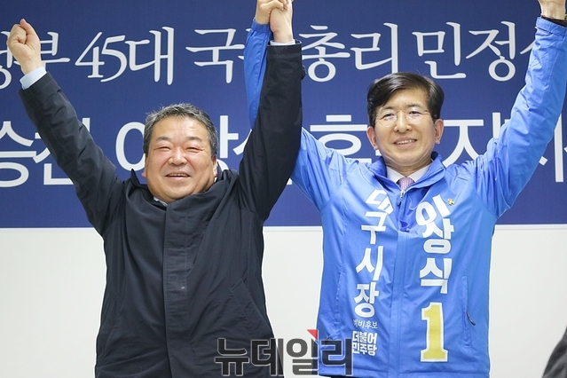 ▲ 이승천 예비후보(왼쪽)가 경선결과를 겸허히 수용, 이상식 예비후보 지지를 선언했다.ⓒ뉴데일리