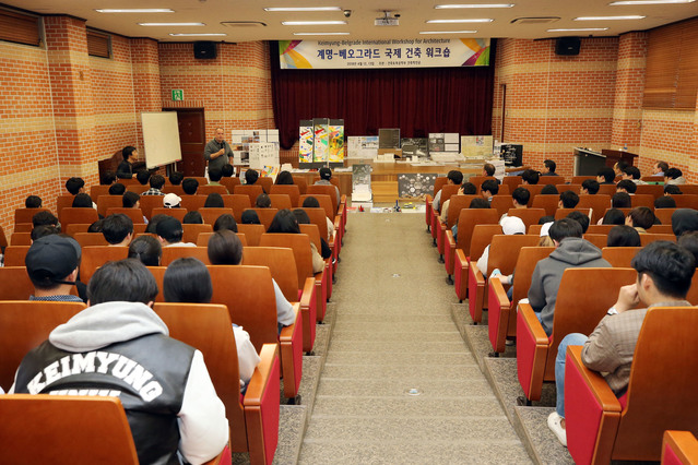 ▲ 브랑코 파비치 베오그라드 대학교 교수가 현대의 건축디자인에 대해 특강을 가지고 있다.ⓒ계명대