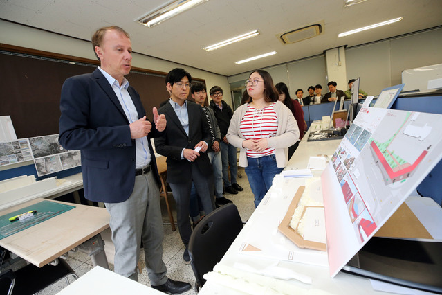 ▲ 블라단 조키치 베오그라드 대학교 건축대학장이 계명대 학생들의 건축디자인을 살펴보며 조언을 해 주고 있다.ⓒ계명대