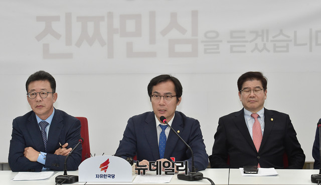 ▲ 자유한국당 댓글조작 진상조사단이 18일 기자회견을 하고 있다. ⓒ뉴데일리 이종현 기자