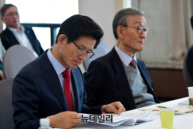 ▲ 김문수 서울시장 예비후보가 18일 한국프레스센터에서 열린 북한인권 대토론회 참석해 책자를 보고 있다. 김 후보의 왼쪽에는 노재봉 전 국무총리가 자리하고 있다. ⓒ뉴데일리 정상윤 기자