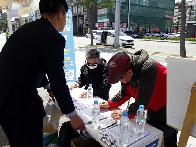 ▲ 포항시는 지난 16일, 17일 양일간 영일대해수욕장, 죽도시장 등 주요 관광 지점(5개소)에서 주민설문 조사를 실시하는 등 적극적인 나서고 있다.ⓒ포항시