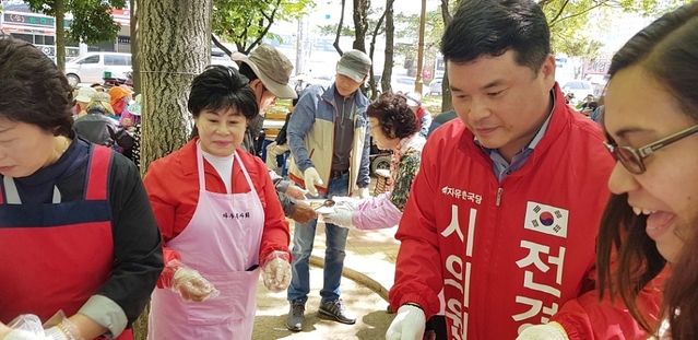 ▲ 전경원 대구시의원 예비후보가 18일 낮 이서공원에서 무료급식봉사에 참여하고 있다.ⓒ전 예비후보측