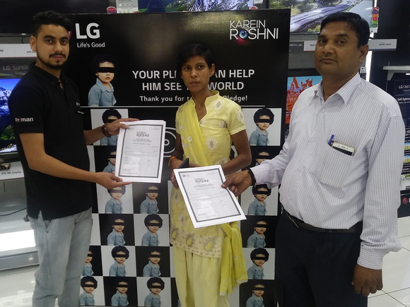 ▲ 각막기증을 약속한 시민들이 서약서를 들고 사진을 찍고 있는 모습. ⓒLG전자