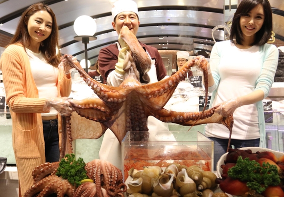 ▲ 미세먼지에 신선식품 인기… 신세계百, 문어·미역 등 관련상품 매출 33% 증가. ⓒ신세계백화점