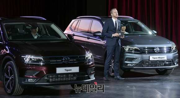 ▲ 슈테판 크랩 사장이 신형 컴팩트 SUV 티구안(Tiguan)과 티구안 올스페이스(Allspace)를 소개하고 있다 ⓒ 뉴데일리 공준표