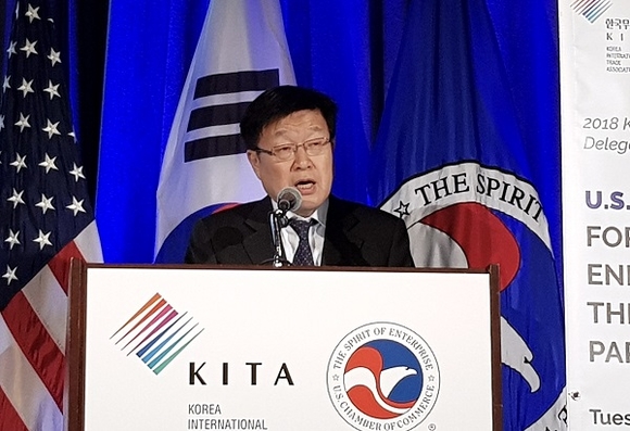 ▲ 김영주 한국무역협회 회장이 17일(현지시간) 미국 상공회의소에서 열린 ‘한미산업연대 포럼’에서 개회사를 하고 있다. ⓒ무역협회