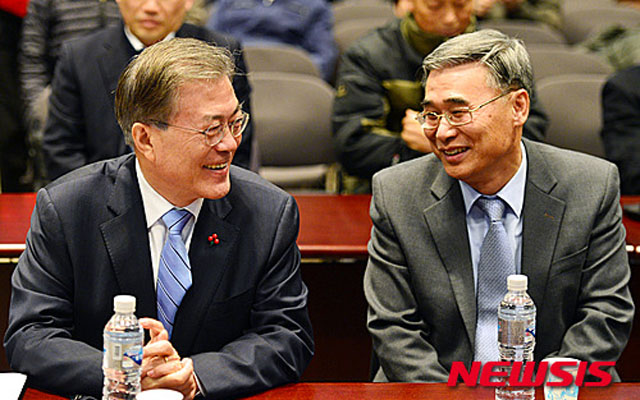 ▲ 2016년 10월 이종석 前통일부 장관과 웃으며 이야기하는 문재인 대통령. ⓒ뉴시스. 무단전재 및 재배포 금지.