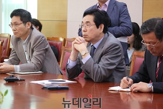 ▲ 문성학 교학부총장(사진 가운데)은 이날 면담자리에서 “성폭력도 결국은 남녀사이의 문제이다”라는 발언으로 여성단체들과 관계자들의 분노를 샀다.ⓒ뉴데일리