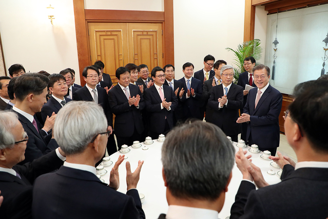 ▲ 문재인 대통령이 19일 언론사 사장단과 함께 이야기를 나누고 있다. ⓒ청와대 제공