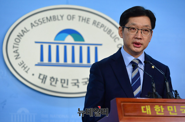 ▲ 김경수 더불어민주당 경남지사 예비후보가 19일 국회 정론관에서 긴급 기자회견을 열고 이번 지방선거에 당당히 도전할 것이라고 했다. ⓒ뉴데일리 정상윤 기자