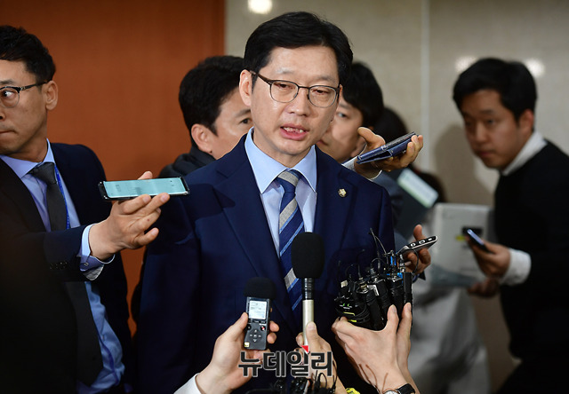 ▲ 김경수 더불어민주당 경남지사 예비후보가 19일 오후 국회 정론관에서 긴급 기자회견을 마치고 기자들의 질문에 답하고 있다. ⓒ뉴데일리 정상윤 기자