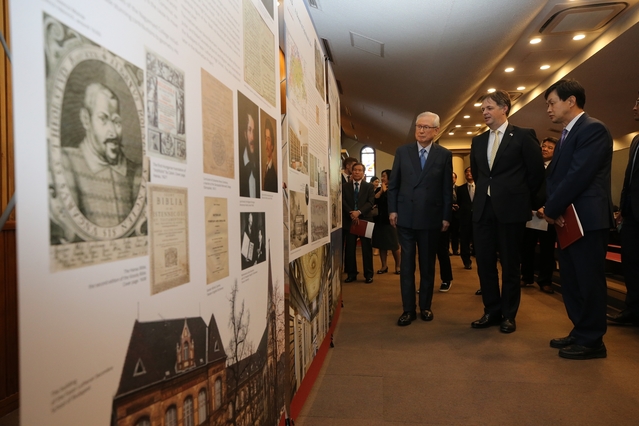 ▲ 계명대 아담스 채플에서 열린 헝가리 종교개혁 500주년 기념 배너 전시회에 신일희 총장과 처버 대사가 관람을 하고 있다.ⓒ계명대