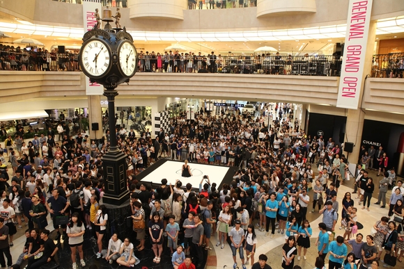 ▲ AK플라자 분당점 새단장 첫 주말 풍경. ⓒAK플라자