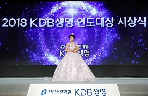 ▲ '2018 KDB생명 연도대상'에서 최월순 FC챔피언 수상자가 기념촬영을 하고 있다ⓒKDB생명