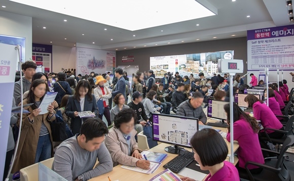 ▲ 자료사진. 지난 주말 개관한 '금성백조 동탄역 예미지 3차' 견본주택 내 상담석. ⓒ금성백조