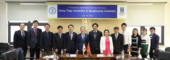 ▲ 18일 서울 종로구 상명대학교에서 진행된 자매결연 협정식에서 상명대, 베트남 동팝대 관계자 등이 기념사진을 촬영하고 있다. ⓒ상명대