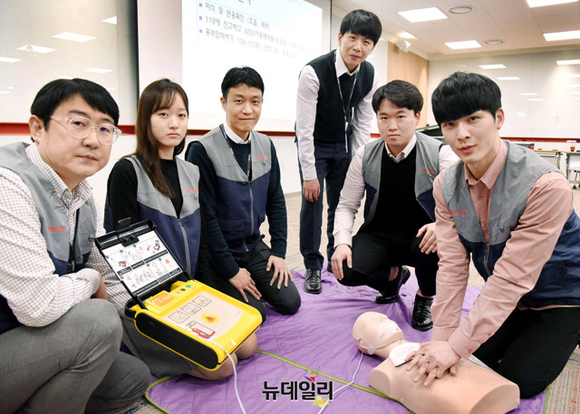 ▲ 홈플러스 임직원들이 19일 서울 등촌동 홈플러스 강서점에서 심폐소생술(CPR)과 자동심장충격기(AED) 사용법을 실습하고 있다. ⓒ홈플러스