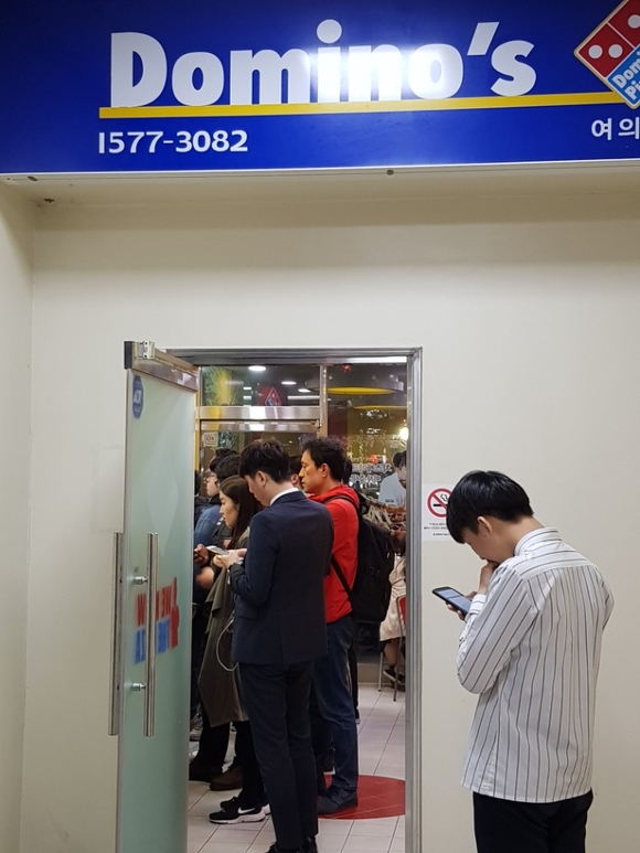 ▲ 지난 18일 서울의 한 도미노 매장앞ⓒ전상현 기자