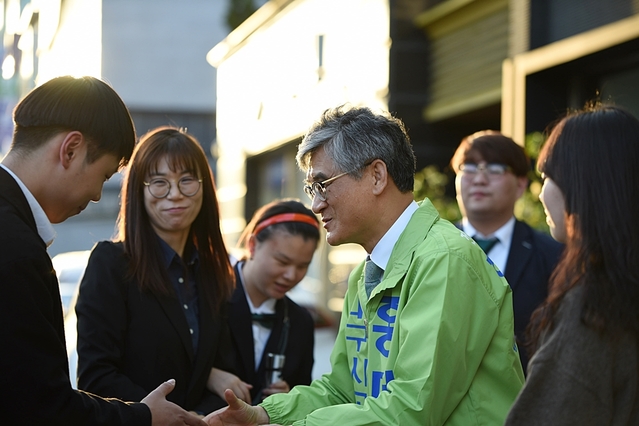 ▲ 홍덕률 대구시교육감 예비후보가 ‘제38회 장애인의 날’을 맞아 자신의 선거사무소를 찾은 대구대 장애학생 동아리 임원들을 반갑게 맞이하고 있다.ⓒ홍 예비후보측