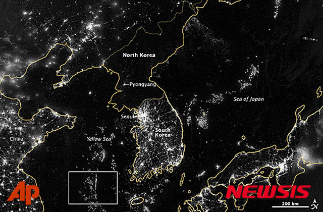 ▲ 美항공우주국(NASA)이 과거 공개했던 한반도 야간을 촬영한 사진. 그런데 북한은 올해 들어 더 깜깜해졌다고 한다. ⓒ뉴시스-AP. 무단전재 및 재배포 금지.