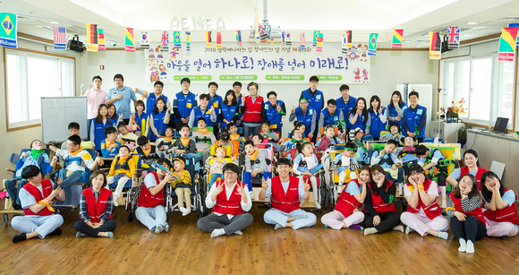 ▲ 장애인의 날을 맞아 효성 산업자재PG 임직원들이 서울 용산구 후암동에 위치한 영락애니아의 집에서 체육대회를 진행했다. ⓒ효성